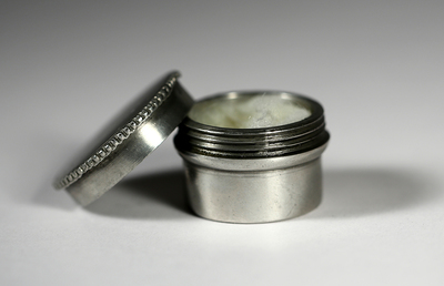 Das Krankensalbungsöl wird auch 'Oleum Infirmorum' genannt. 