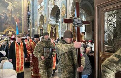 Messen für gefallene Soldaten gehören in der Ukraine zum traurigen Alltag. Dazu kommt der Drohnen- und Raketenterror durch Russland gegen die Bevölkerung.